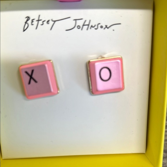 Betsey Johnson Pink XO Earrings 🩷 - Picture 2 of 2